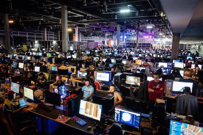 la salle remplie d'ordinateurs de dreamhack valencia 2023