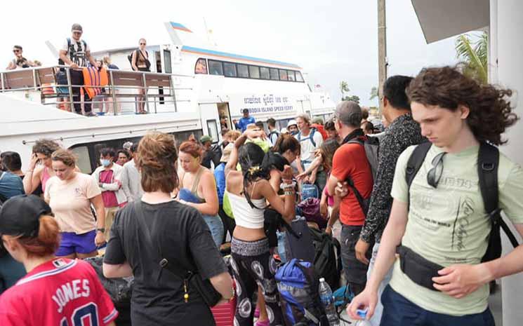 evacuation de touristes de koh rong.