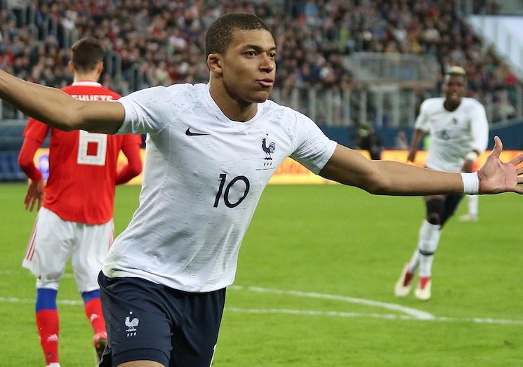 Kylian Mbappé sous le maillot de l'équipe de France, au bras de fer avec le PSG pour son départ au Real Madrid