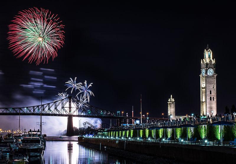 Un feu d'artifice à Montréal pour le 14 juillet, fête nationale française