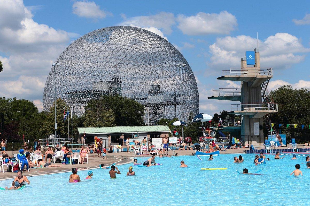 Une piscine à Montréal, où il fait chaud à l'été 2023