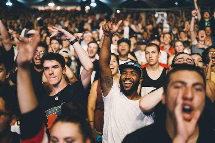 des personnes jeunes en train de profiter d'un concert à Valencia