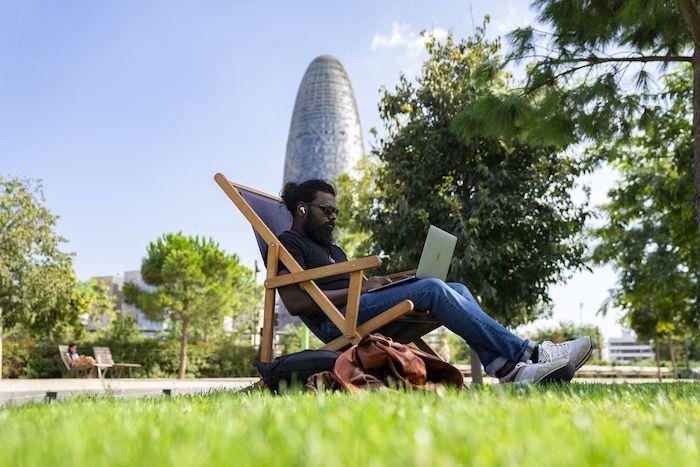 un digital nomade dans un parc de barcelone