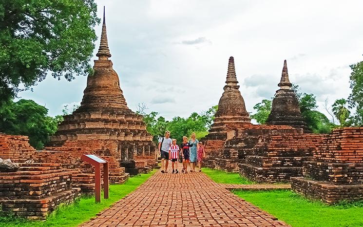 Famille-touristes-ruines-Sukhothai