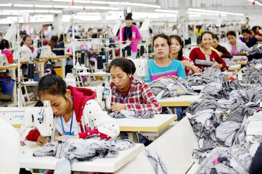 Travailleuses cambodgiennes dans des usines de textile / AKP