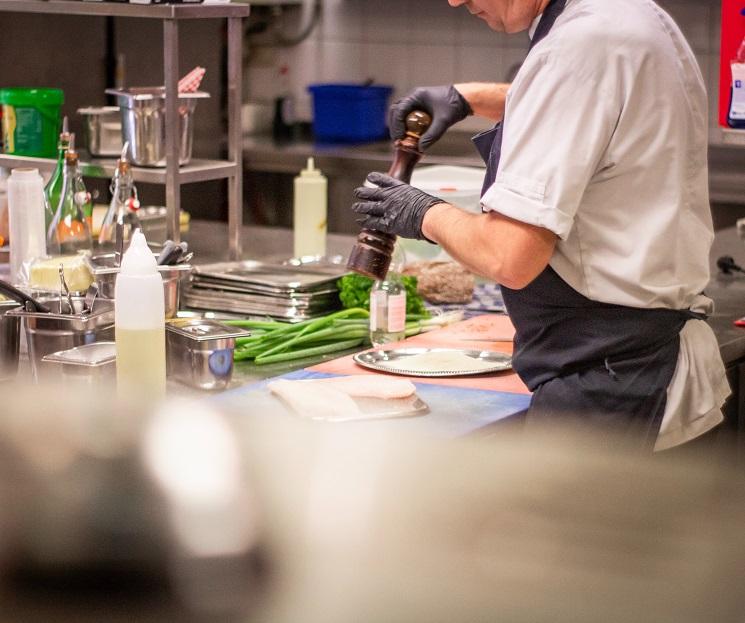 un cuisinier dans un restaurant en espagne