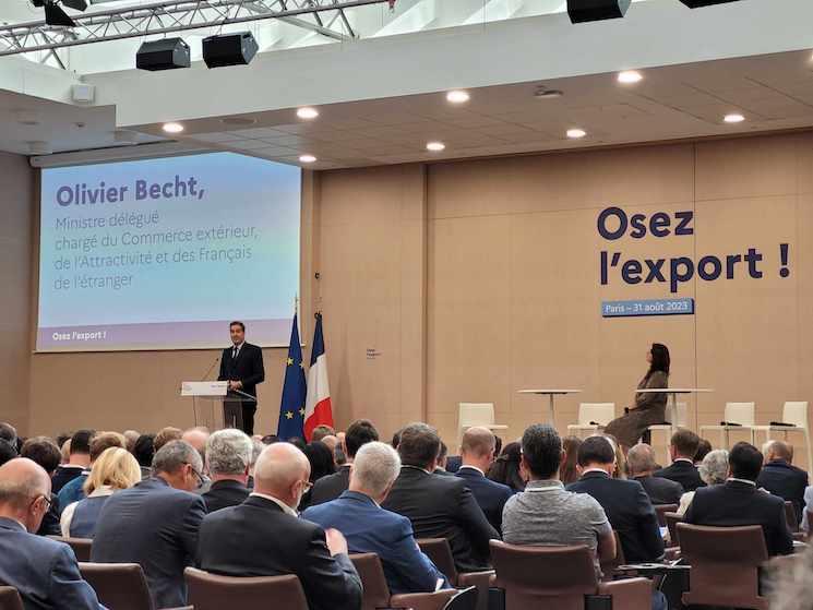 La présentation du plan d'aide aux entreprises à l'export, "Osez l'export", par Olivier Becht au ministère des Affaires étrangères