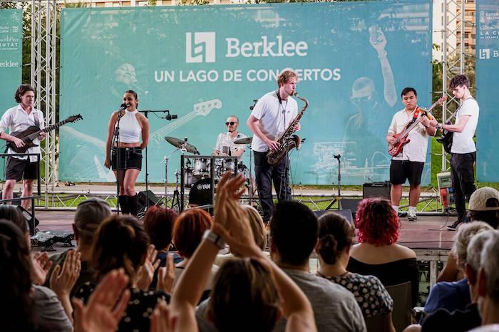 des musiciens de Berklee en train de jouer au Lago de Conciertos à Valencia