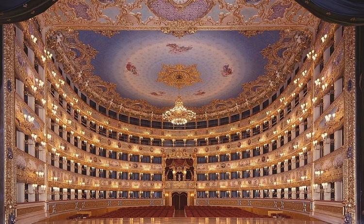 salle intérieure du théâtre La Fenice à Venise