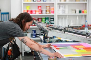 Adeline Meilliez dans son atelier