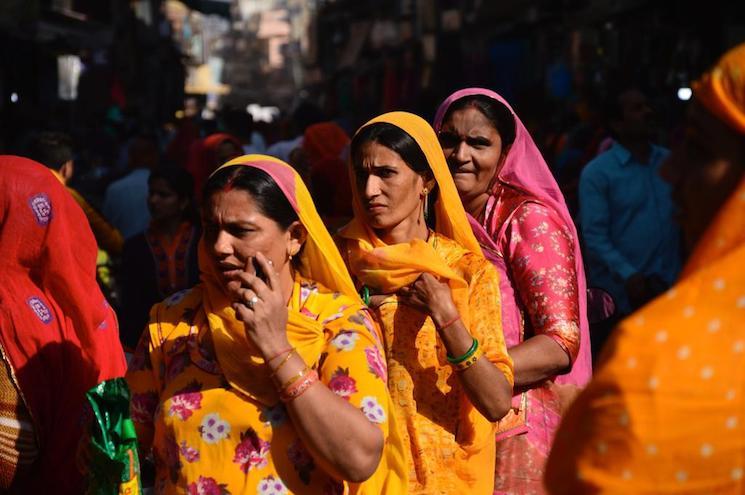 des femmes indiennes en sari dans la rue