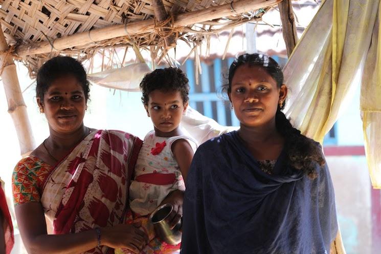 Des femmes indiennes avec un bindi sur le front