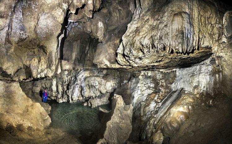 grotte avec bassin