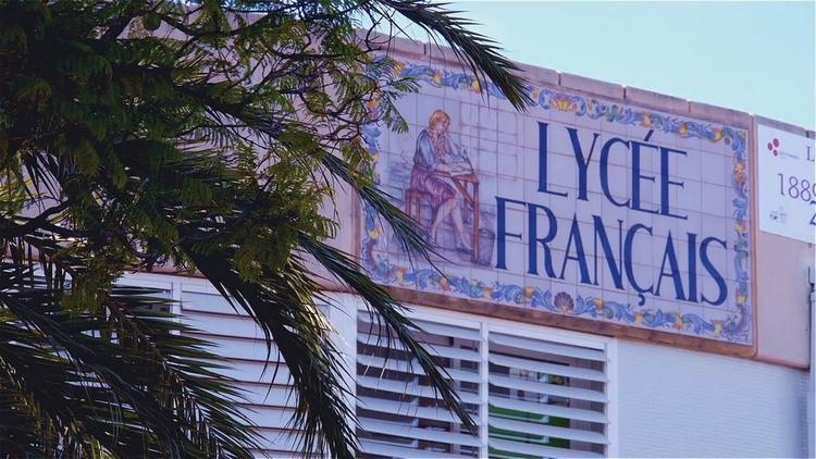 Un lycée français à l'étranger sous un beau soleil 