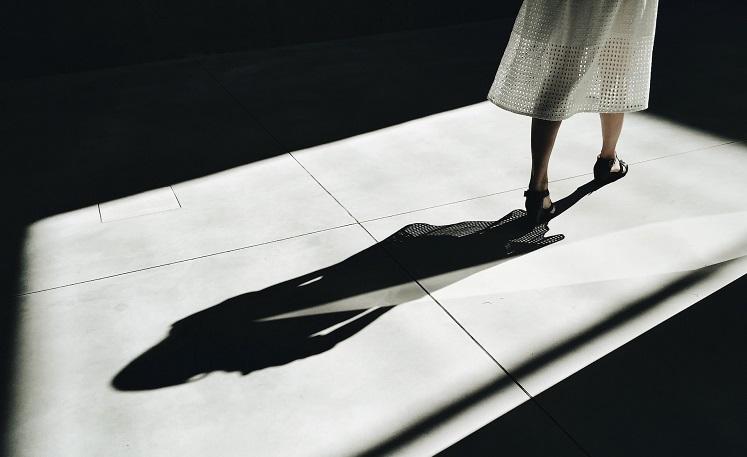 ombre d'une silhouette de femme qui défile - martino-pietropoli-unsplash