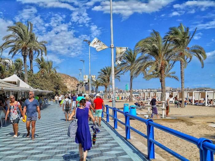 des retraités en train de se promener sur la plage d'Alicante