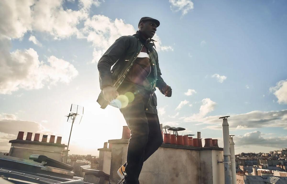 Omar Sy se promène sur un toit de Paris 