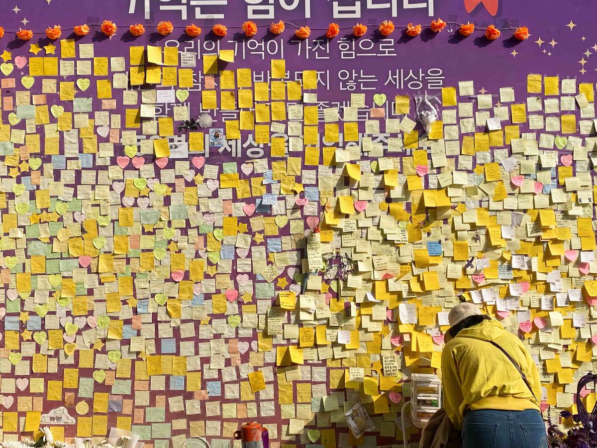 Une dame devant le mémorial d'Itaewon.