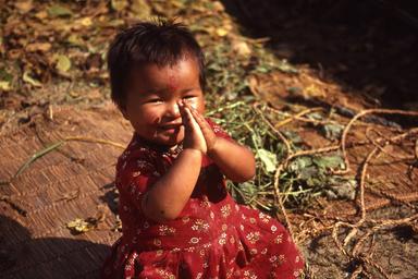 Petite fille népalaise faisant namaste