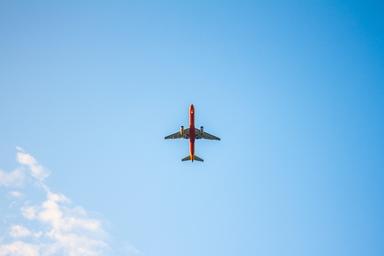 Un avion dans le ciel