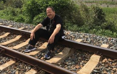 Curtis sur la voie du train Dalat-Thap Cham