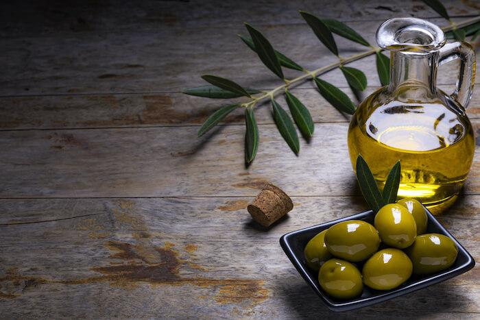 de l'huile d'olive espagnole à coté d'une coupelle d'olives