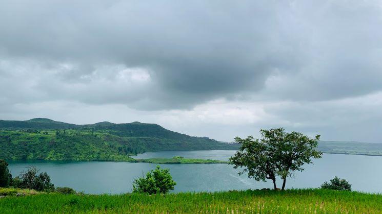 plan d'eau Nashik. Photo by <a href="https://unsplash.com/@siddhilj?utm_content=creditCopyText&utm_medium=referral&utm_source=unsplash">Siddhil Jadhav</a> on <a href="https://unsplash.com/photos/green-tree-near-body-of-water-under-cloudy-sky-during-daytime-F-4961XsQ7w?utm_content=creditCopyText&utm_medium=referral&utm_source=unsplash">Unsplash</a>   