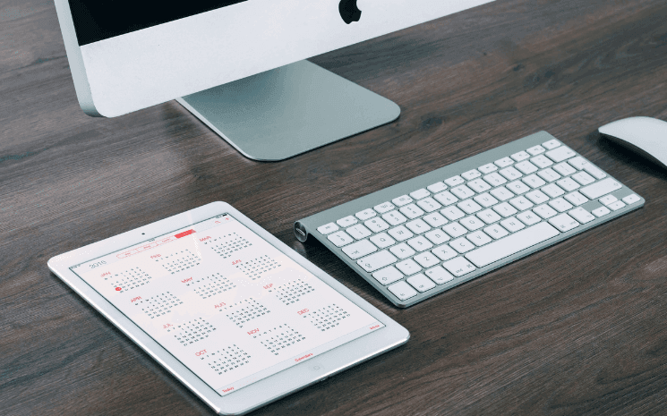 photo d'un bureau avec clavier ordinateur et tablette