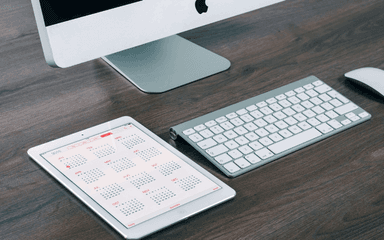 photo d'un bureau avec clavier ordinateur et tablette