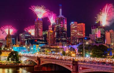 Feu d'artifice du Nouvel An à Melbourne, vu du bord de la Yarra River.