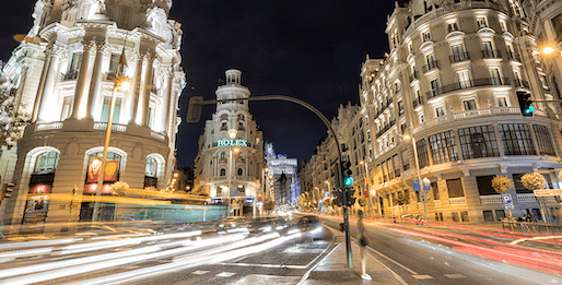 Croisement rues Gran Vía et alcala à Madrid la nuit