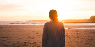Mujer Andalucia sola en una playa 