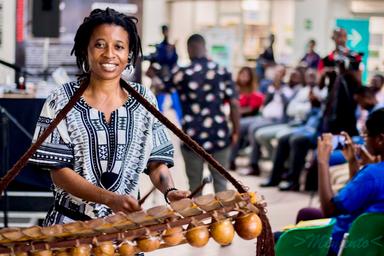 Jeanne Lokomo et son xylophone traditionnel, au Congo.