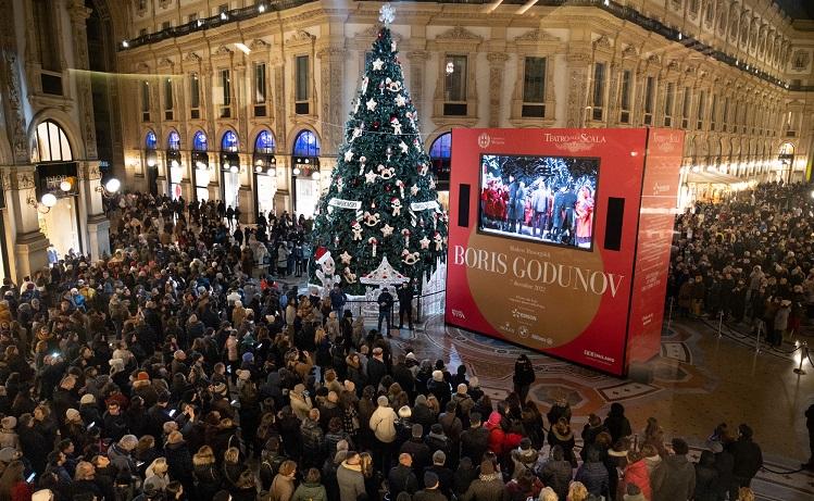 une fule regarde un grand écran dans la galerie victor emmanuel de milan