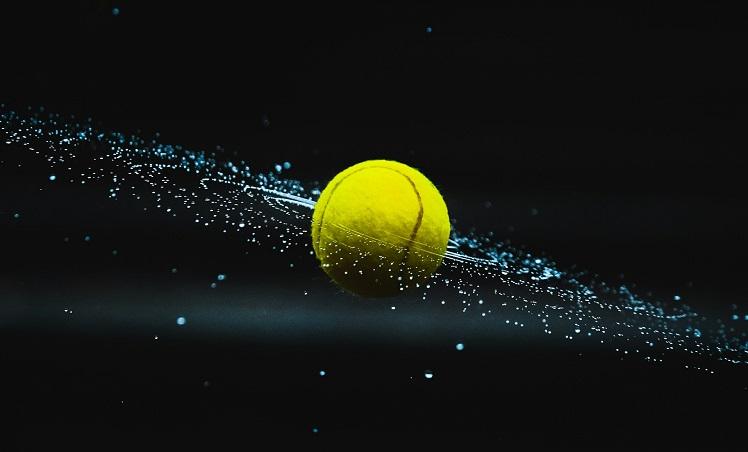 balle de tennis jaune sur fond noir