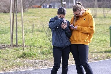 jeunes espagnols avec telephone