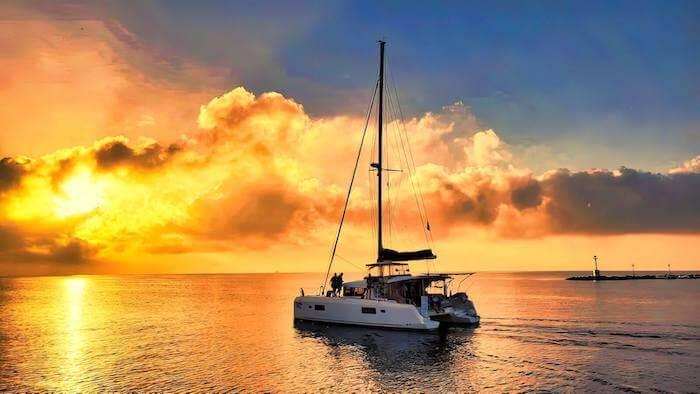 le catamaran Gilly.B sur la mer au coucher du soleil