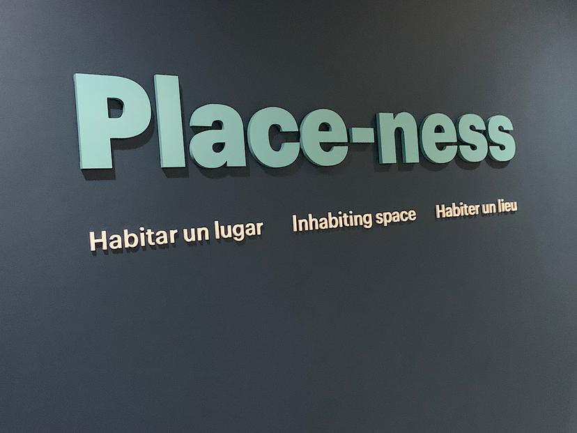 L’exposition « Place-ness. Habiter un lieu » : entre villes et campagnes, 110 œuvres questionnent notre vision des territoires et de l’habitat.