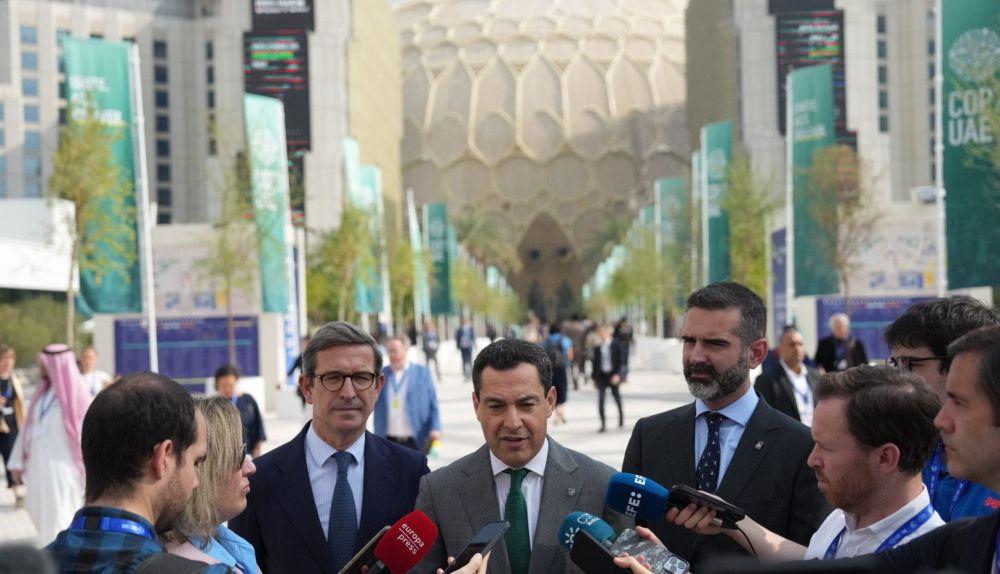 Juanma Moreno, entourée des ministres du Développement durable, Ramón Fernández-Pacheco, et de l'Industrie, Jorge Paradela, au siège de la COP28, qui se tient à Dubaï.