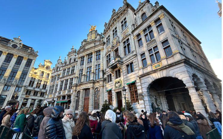   Plusieurs centaines de personnes attendaient devant le concept-store installé sur la Grand Place, ce dimanche.
