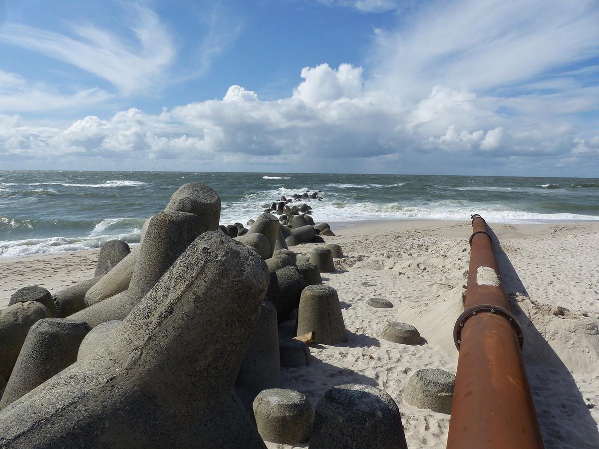 Pipeline rouillée sur une digue