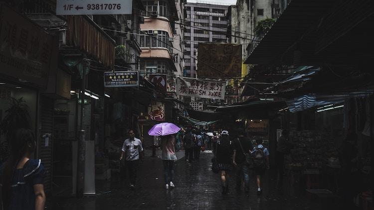 Deux personnes sont perdues dans les rues de Hong Kong 