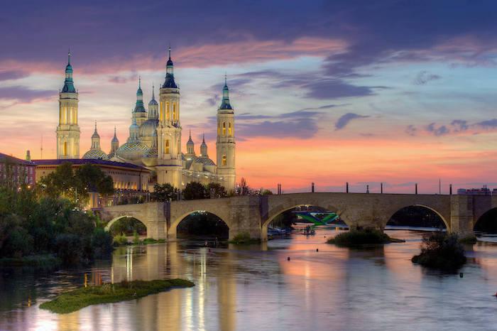 cathédrale de Saragosse et le fleuve l'ébre au crépuscule