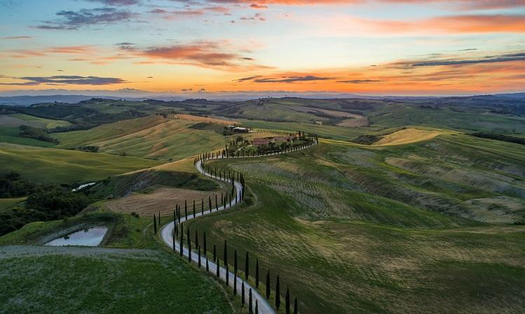 une route sinueuse traverse les collines en Toscane