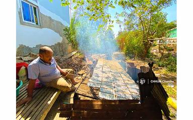 Au Cambodge c'est la saison du poisson fumé 4