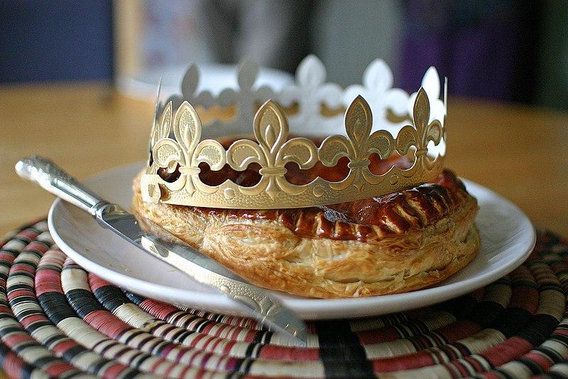 Une galette des rois avec la couronne