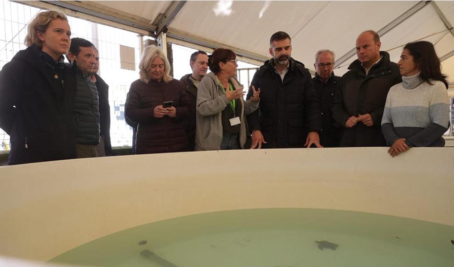 Le ministre régional de la Durabilité, Ramón Fernández-Pacheco, lors de sa visite au Centre de gestion de l'environnement marin du détroit (CEGMA), à Algésiras.