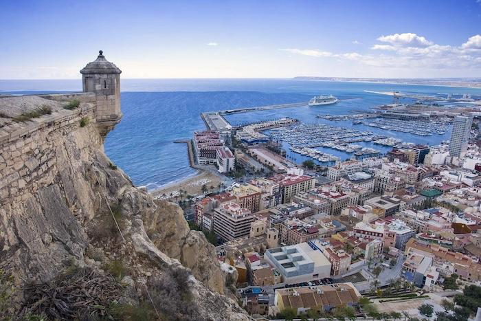 vue sur la baie d´alicante depuis la falaise