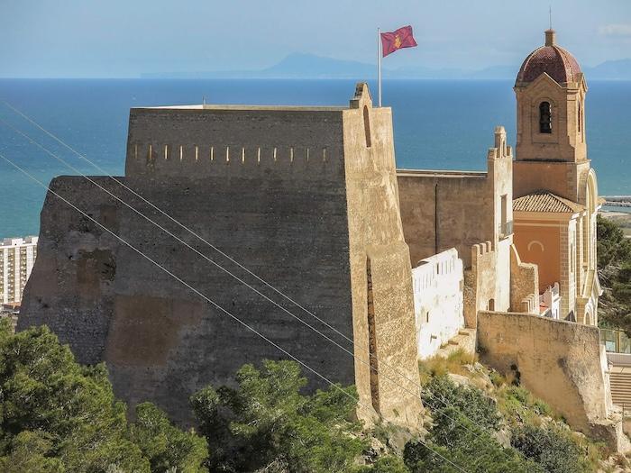 la tour principale du chateau de cullera en espagne vue de l'extérieur