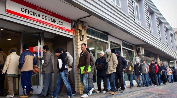 Des chômeurs en espagne font la queue